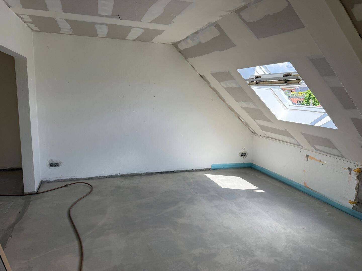 Traumhafte Dachgeschosswohnung. Erstbezug nach Sanierung. Neues Bad. Neue Böden. Neue Türen. Großer Südbalkon. Garage. – Paderborn – Vorschaubild 6