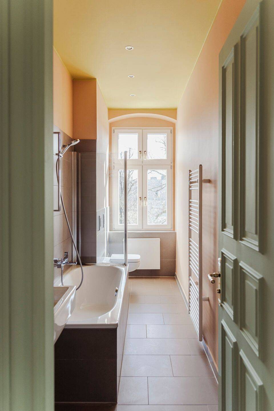 Klassischer Altbau mit Südbalkon, Licht und klarer Gestaltung in ruhiger Lage – Berlin – Vorschaubild 9