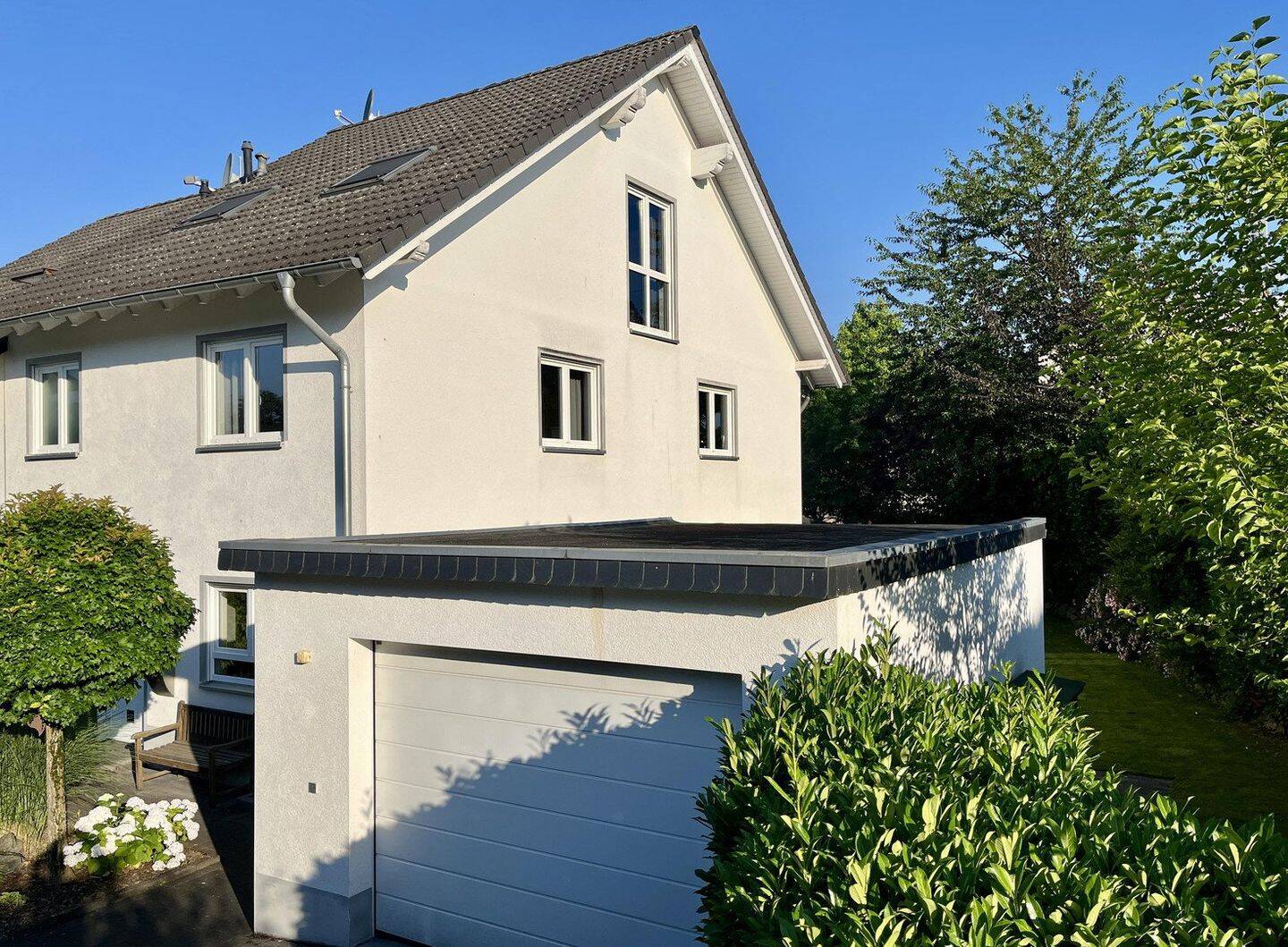 Einziehen & wohlfühlen - großzügige Doppelhaushälfte mit wunderschönem Garten in Hennef