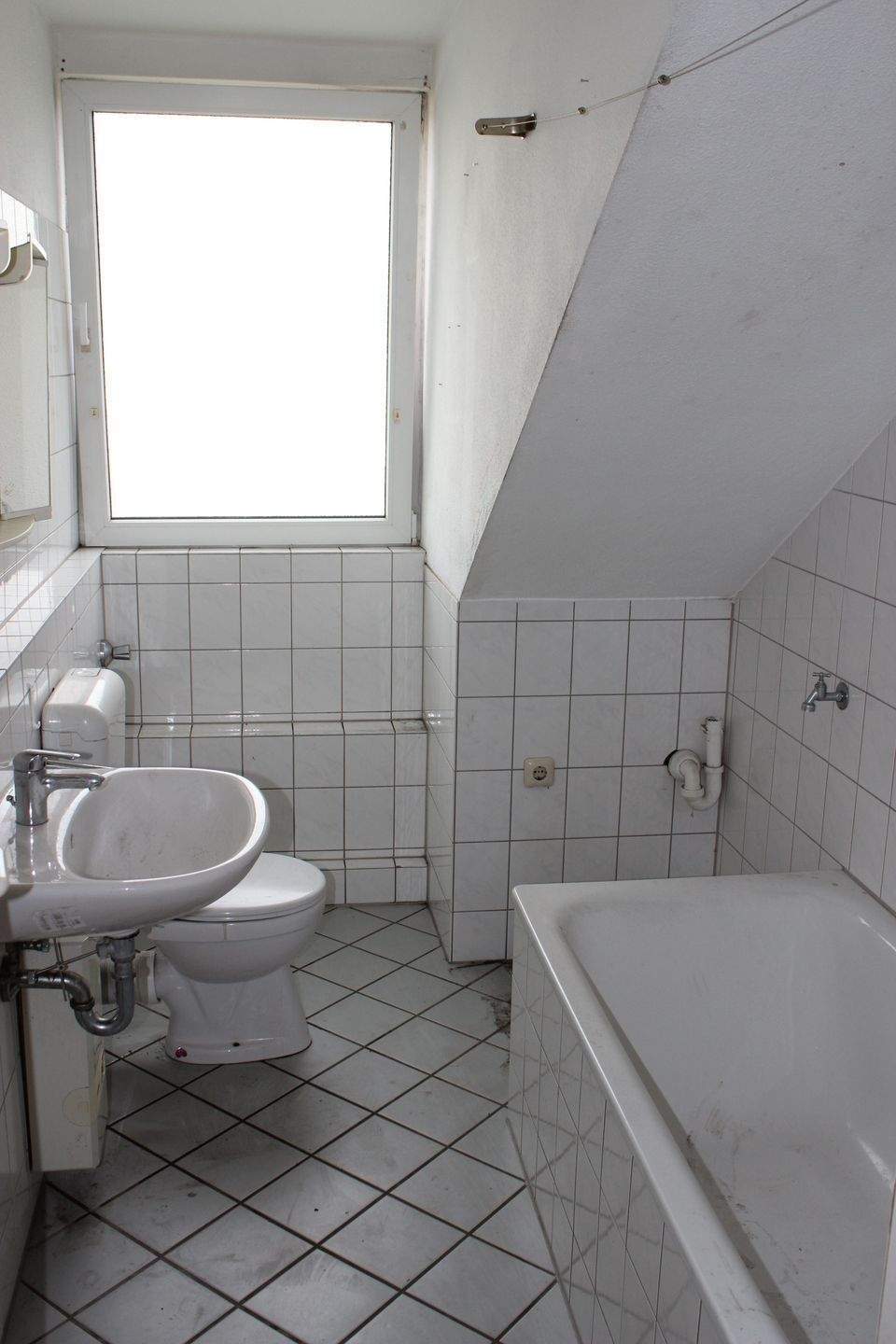 DUISBURG RHEINHAUSEN FRIEMERSHEIM WUNDERSCHÖNE 3 ZKB DACHGESCHOSS-WOHNUNG IN RUHIGER LAGE – Duisburg – Vorschaubild 4