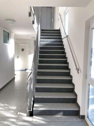 Apartement mit West-Loggia, Altstadt, 1 Zimmer, 40 m², TG, Lift, grüner Innenhof, EBK, Superausstattung – Ingolstadt – Vorschaubild 4