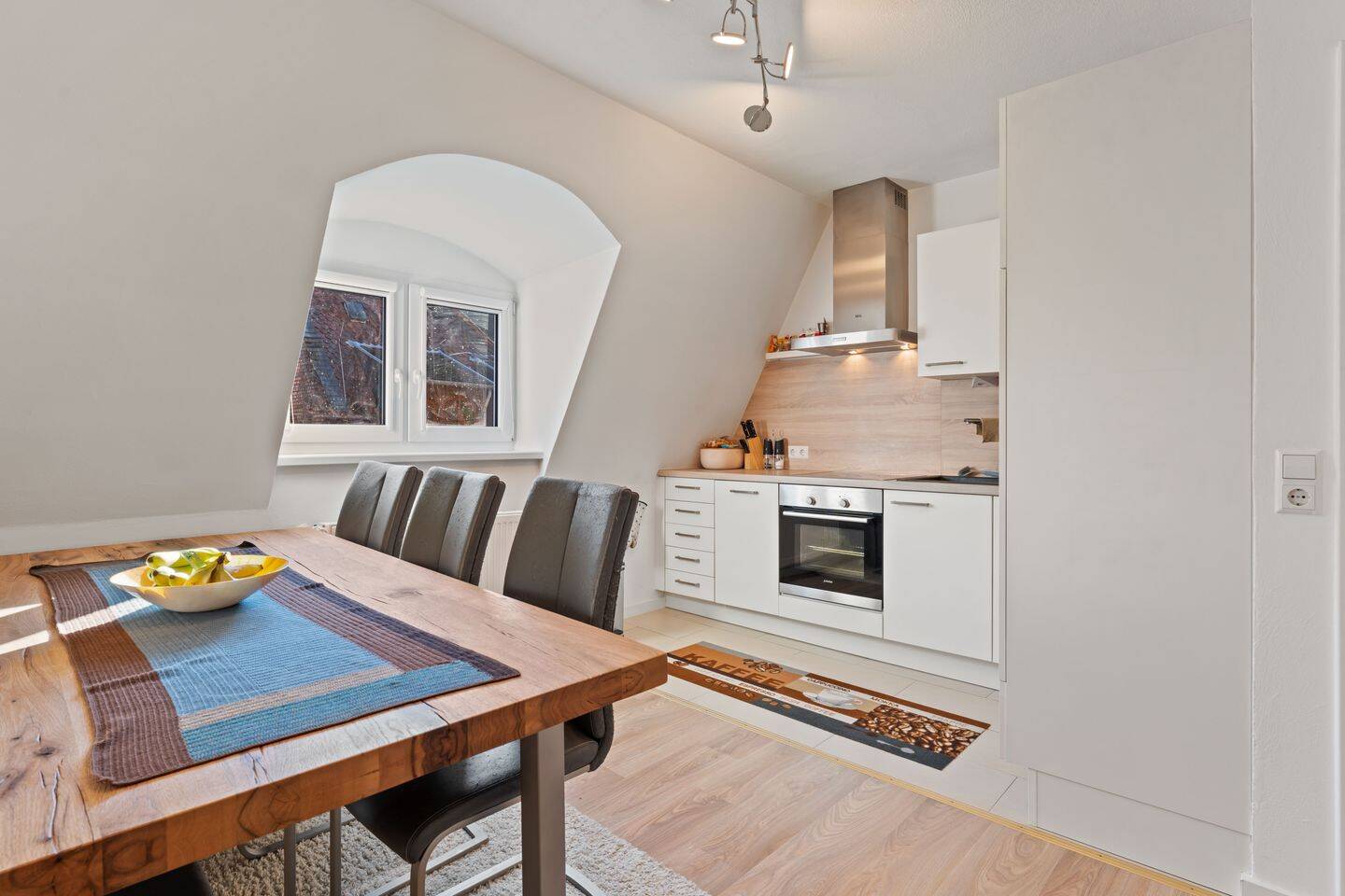 Neustadt-Nähe - gepflegte, sanierte Wohnung mit Balkon und Gartenanteil, 2 x Stellplatz