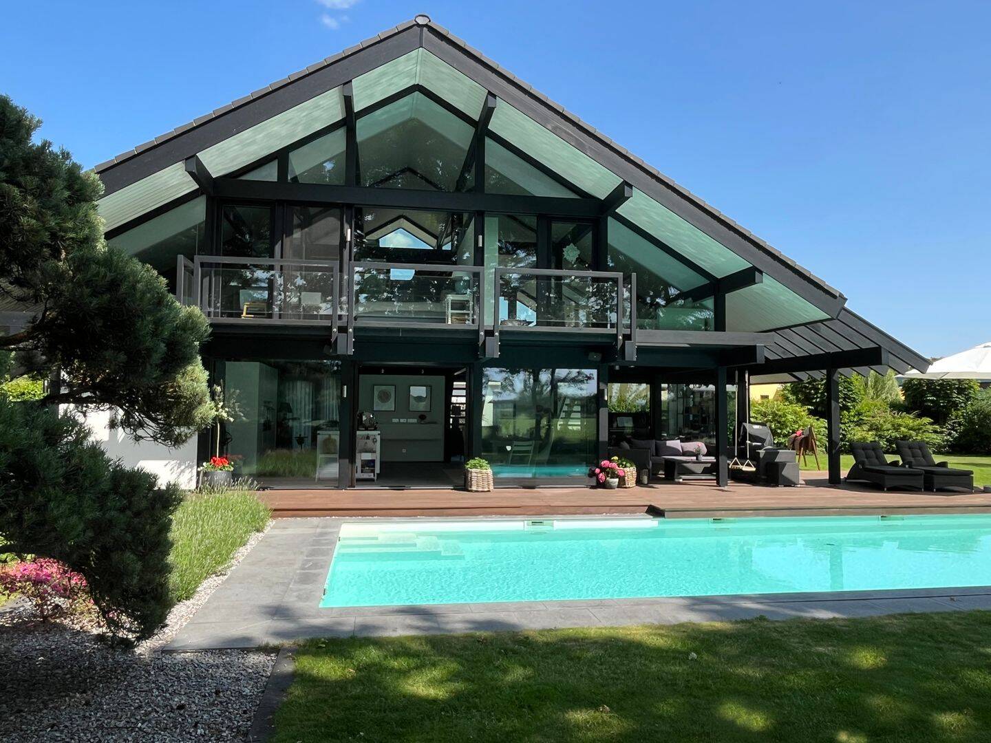 "Design trifft Natur: Ihr Traumhaus mit Pool" – Bokensdorf – Bild 1 von 9