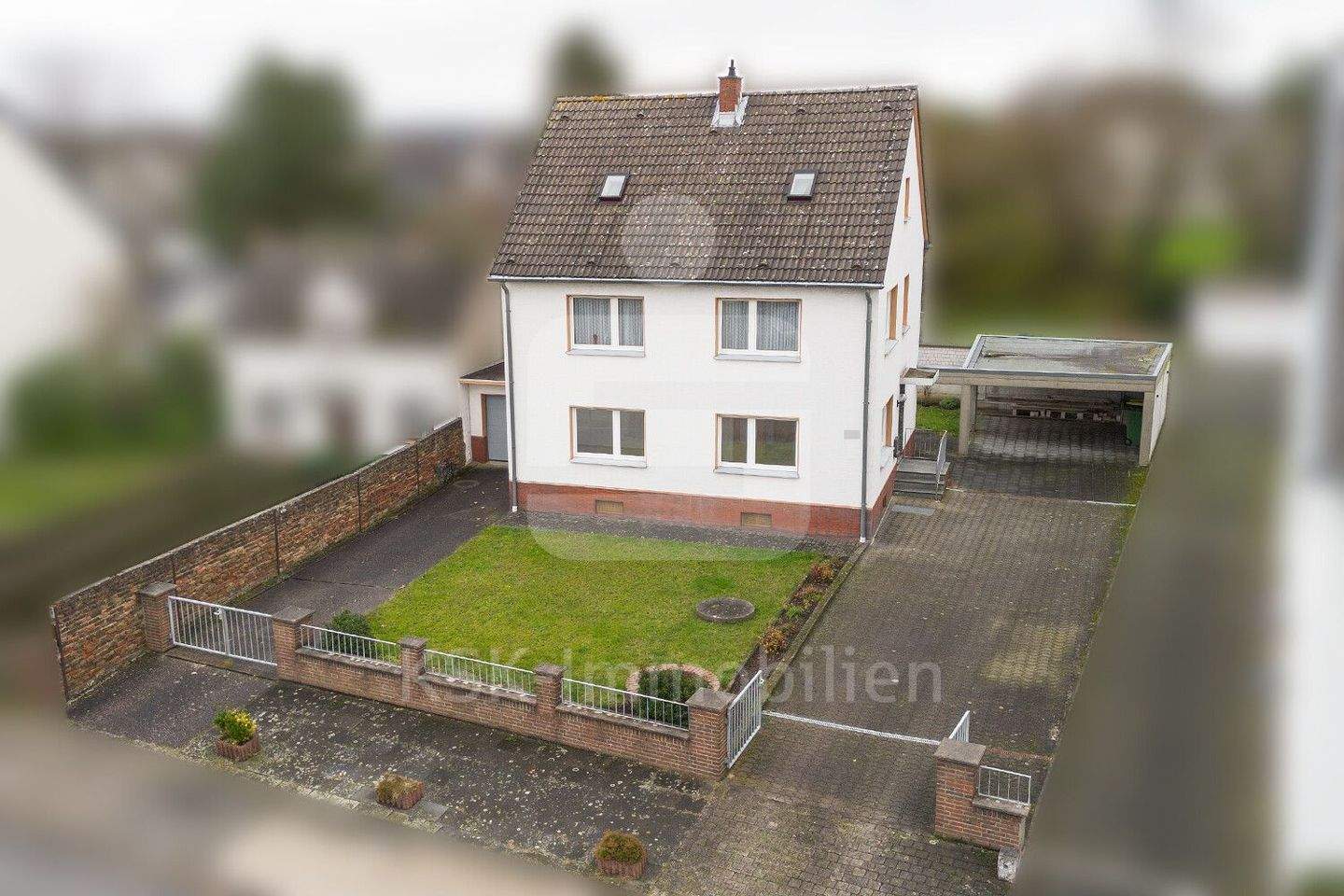 Freistehendes Mehrgenerationenhaus mit solider Basis! – Niederkassel – Bild 1 von 9