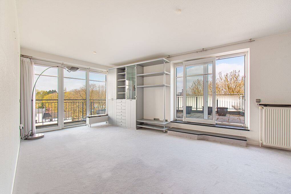 Komfortables Penthouse in ruhiger Lage mit Aufzug und Tiefgaragenplatz – Hamburg – Vorschaubild 4
