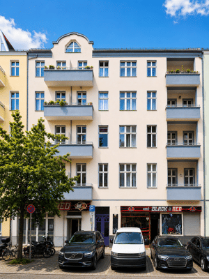 Umfassend sanierte 2-Zimmer-Altbauwohnung mit Balkon in ruhiger Lage - bezugsfrei