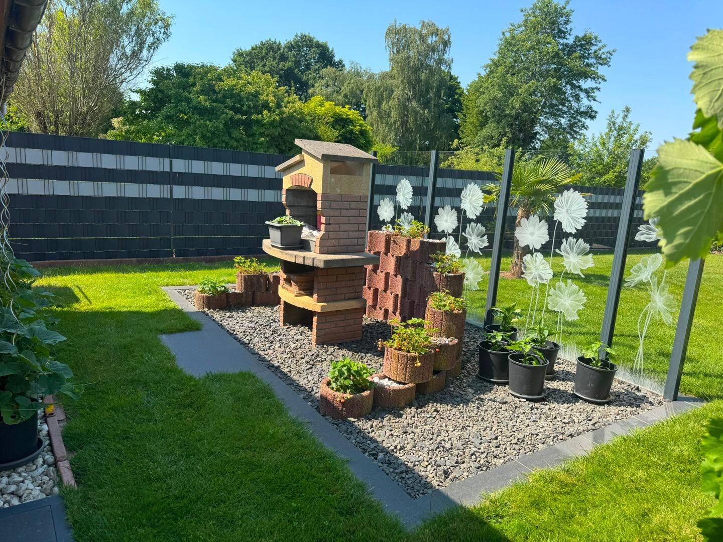 Dieses charmante Einfamilienhaus aus dem Baujahr 2001 überzeugt mit einem großzügigen Platzangebot und einem liebevoll angelegten Grundstück. – Herforst – Vorschaubild 3
