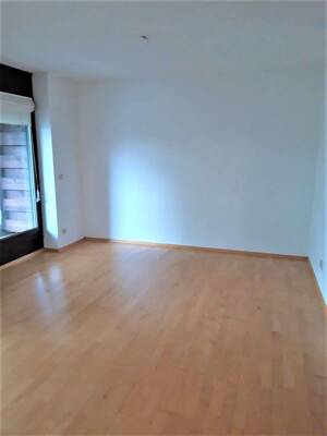 Geräumige 2-Zi-WHG in ruhiger Lage, gepflegte Wohnanlge, nähe Klinikum IN, EBK, großer Süd West Balkon, Kellerabteil, oberird. Kfz.-Stellplatz – 85049 Ingolstadt – Vorschaubild 3