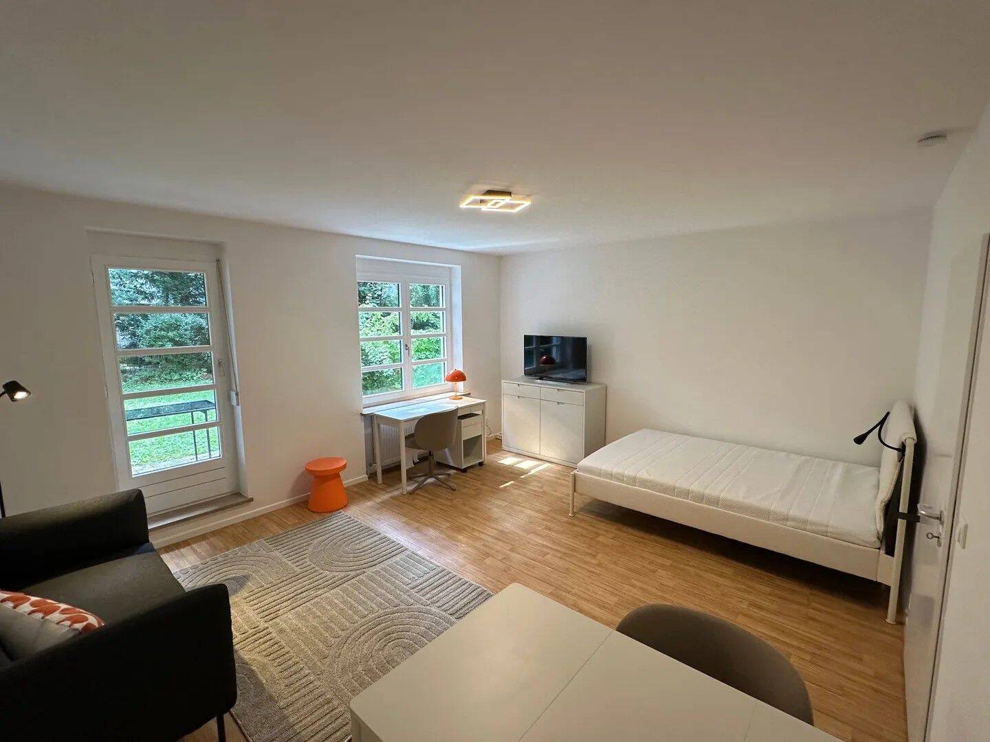 Ruhige, möblierte Terrassenwohnung mit Tiefgaragenstellplatz – nach Teilrenovierung, nur 5 Minuten zur Innenstadt – München – Vorschaubild 2