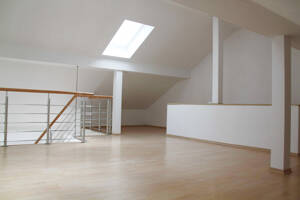 Fürth: Schöne 2 Zimmer-ETW mit Galerie, Balkon und 2 vollwertigen PKW-Stellplätzen – 90763 Fürth – Vorschaubild 3