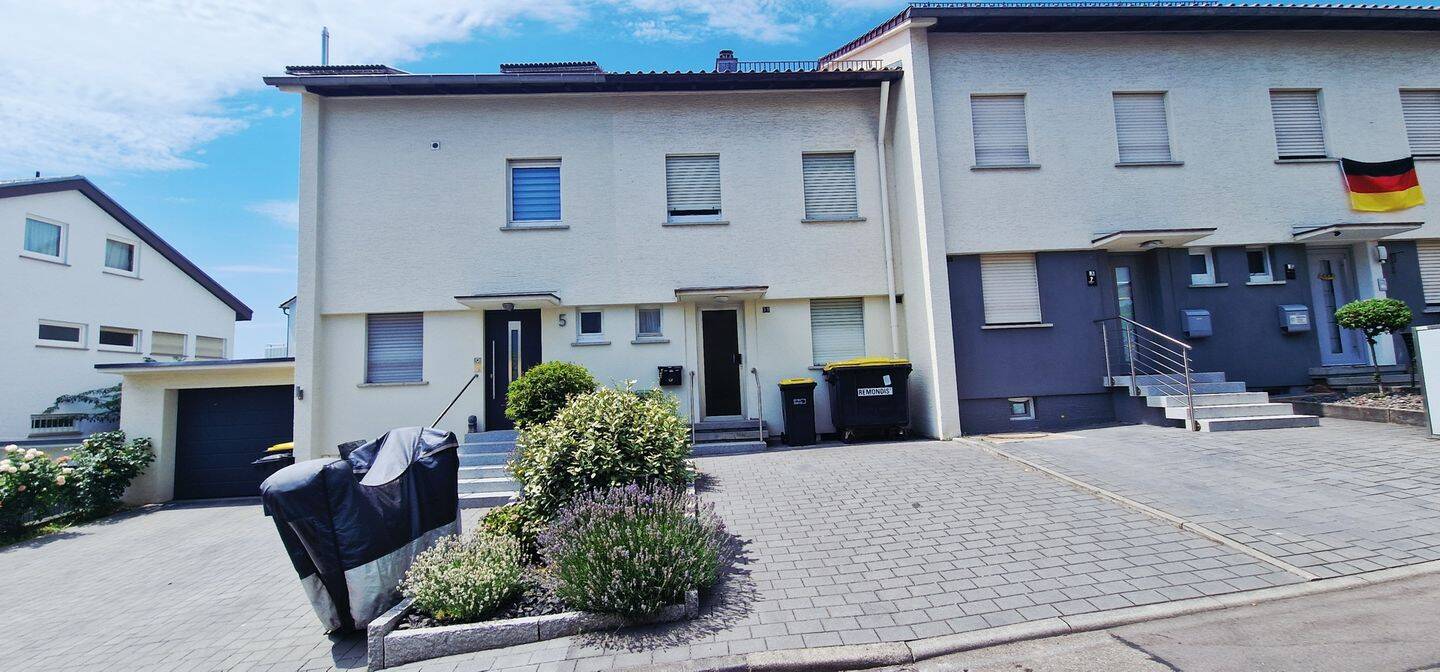 Charmantes Reihenmittelhaus mit Garten, Terrasse und Parkplatz in ruhiger Lage