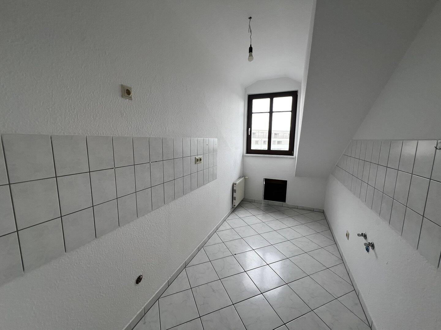 Bezugsfreie, schön geschnittene Dachgeschosswohnung mit Wannenbad in zentraler Lage – Leipzig – Vorschaubild 9