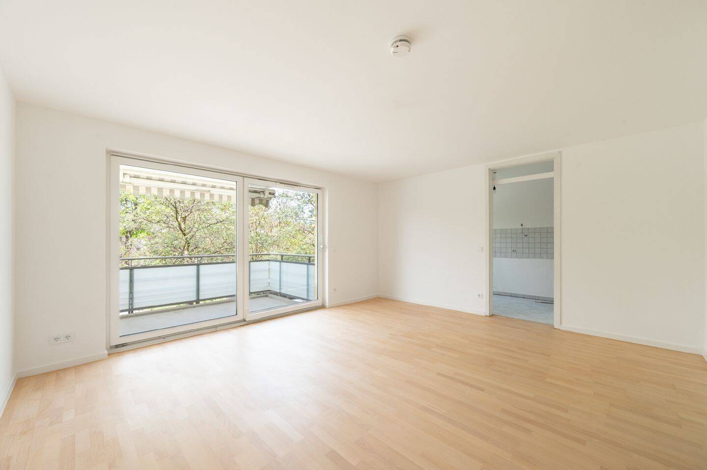 AIGNER - Berg am Laim: Teil-Modernisierte 2-Zimmer-Wohnung zwischen Stadt und Natur
