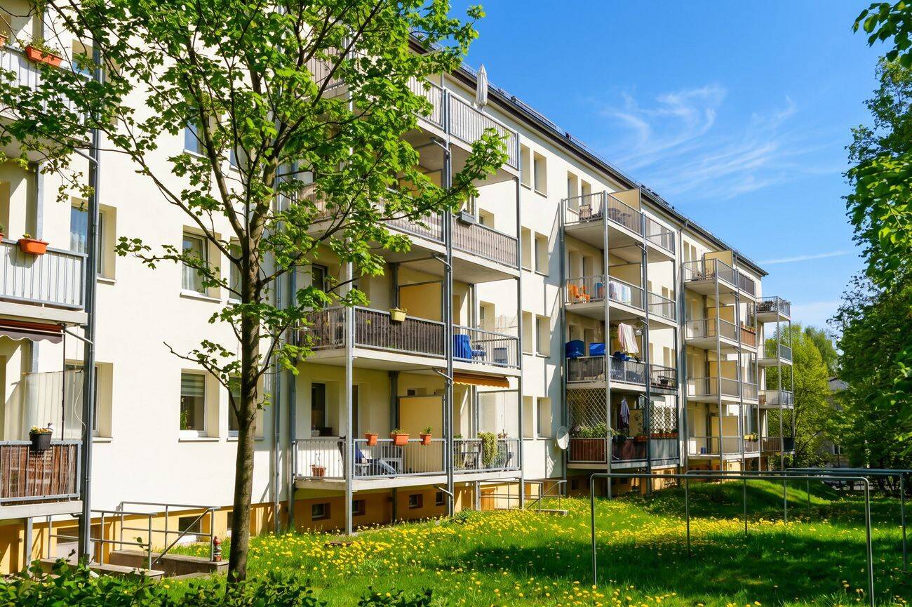 den Sommer auf dem Balkon genießen dazu Bad mit Wanne, Dusche, Fenster – Chemnitz – Vorschaubild 8