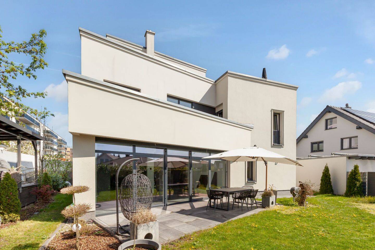 Penthouse-Gefühl im eigenen Haus - moderne Designvilla mit Dachterrassen und Wärmepumpe