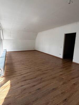 Ruhige 3 Zimmer Dachgeschosswohnung mit Balkon und Garage in Hamburg Wandsbek – 22147 Hamburg – Vorschaubild 3