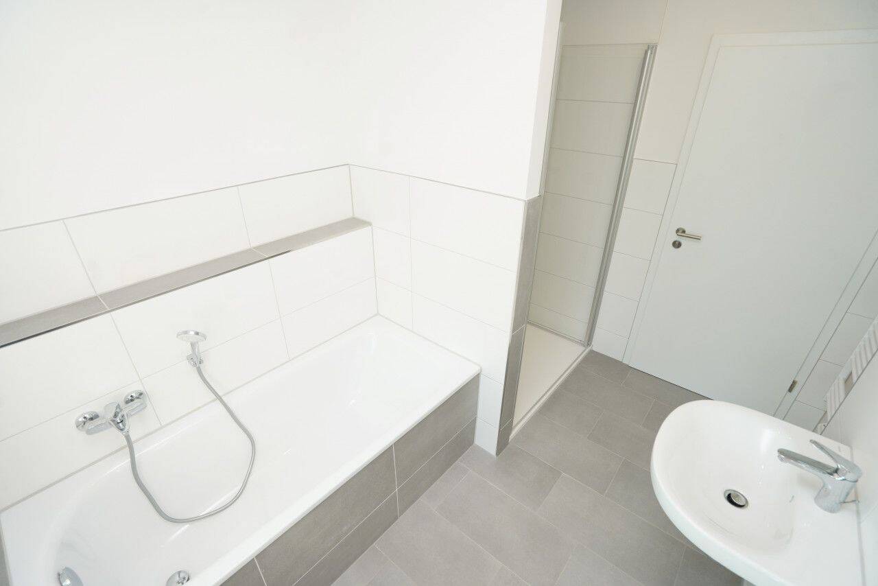 Große ebenerdige Dusche / Erstbezug nach Sanierung – Chemnitz – Vorschaubild 2