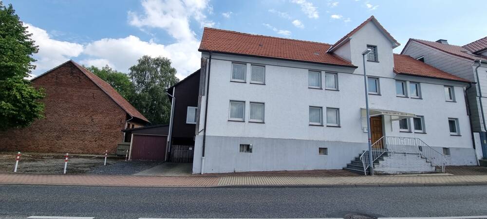 Schönes altes Bauernhaus mit Scheune und Nebengebäuden