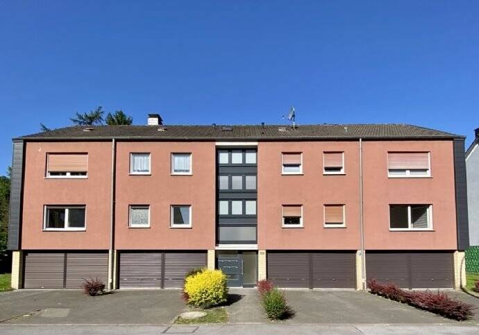 Schön geschnittene, großzügige und helle Wohnung mit großem Balkon und Tageslichtbad für max 2