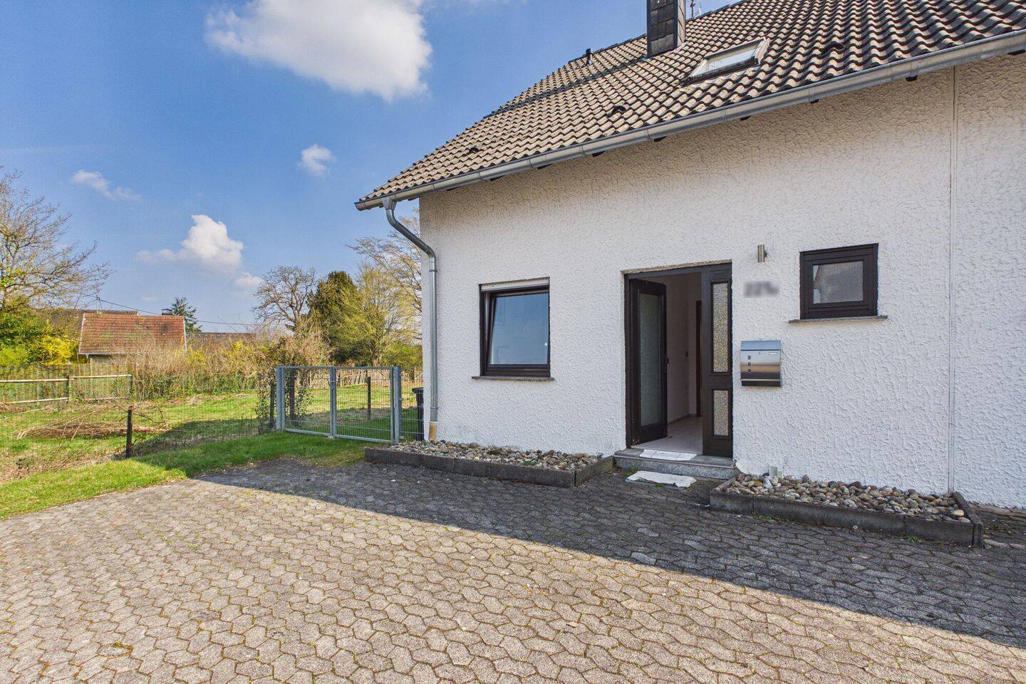 Haus in Merchweiler mit unbenutztem Innenleben - bezugsfertig - selbst die Geister sind vertrieben! – Merchweiler – Bild 1 von 9