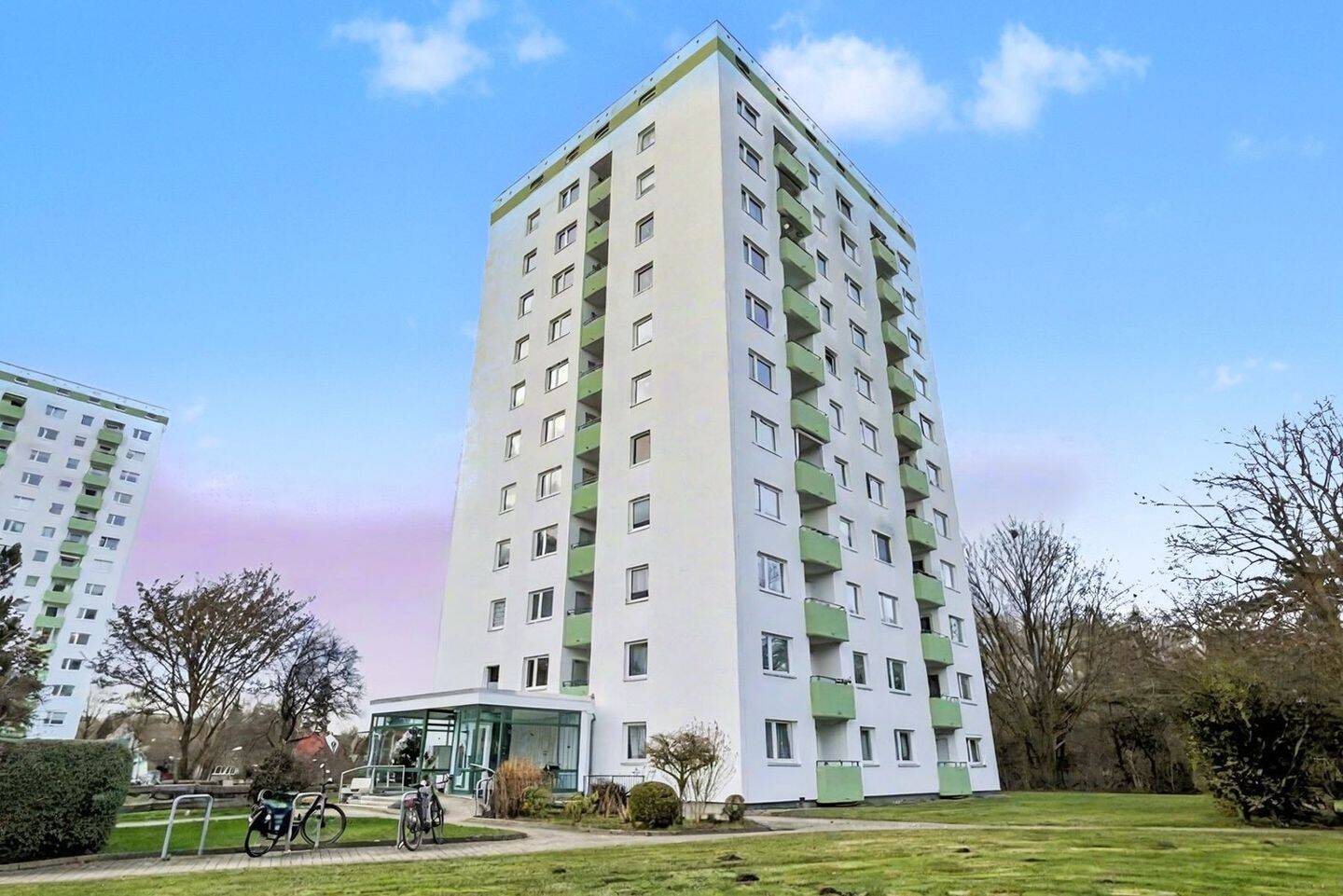 Renovierungsbedürftige 1,5 Zimmer-Wohnung in gepflegter Wohnanlage mit Loggia und Blick ins Grüne