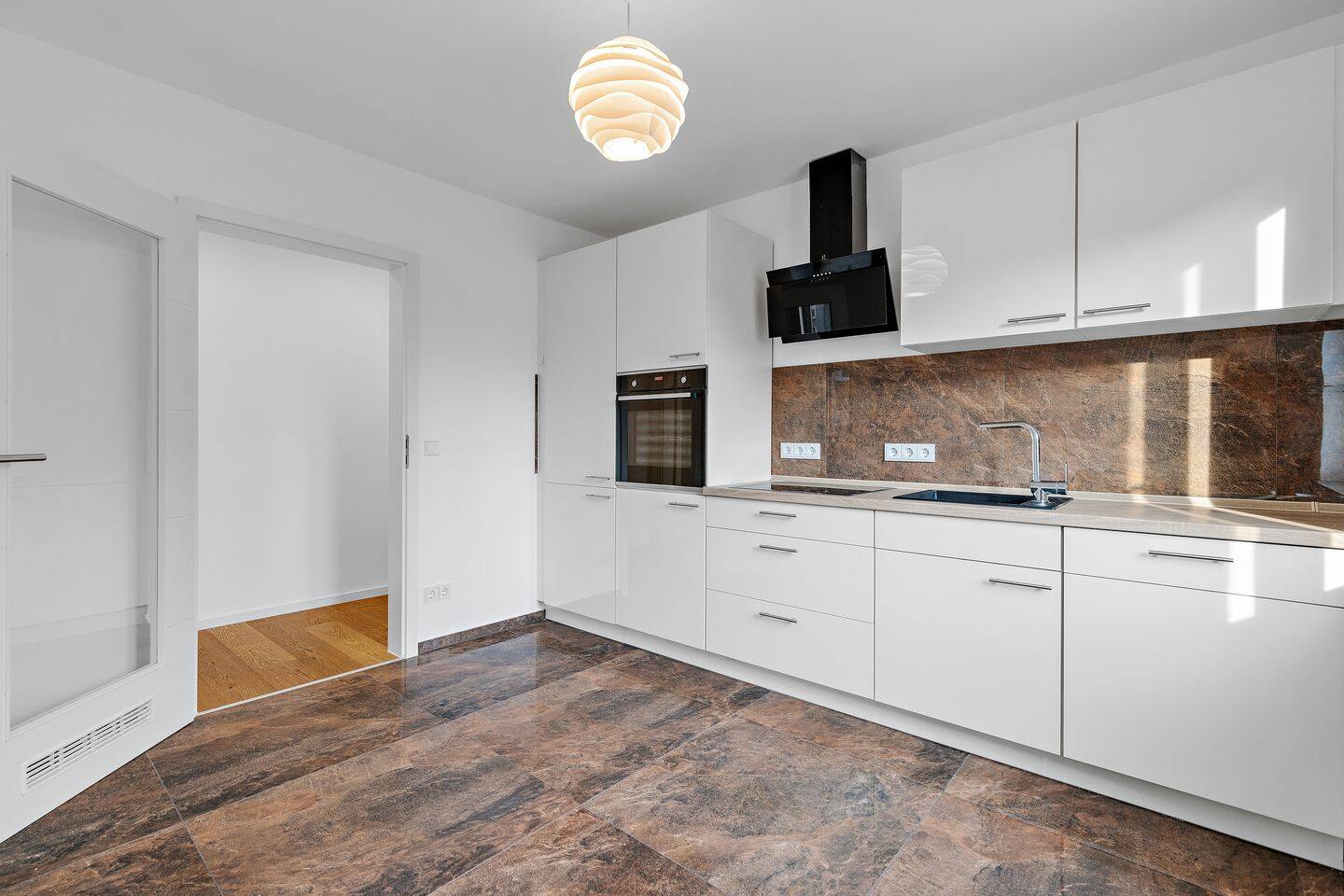 IMMOSPACE *** NEUWERTIG, FREIE 2 ZKB STADTWOHNUNG IN PERFEKTER LAGE***