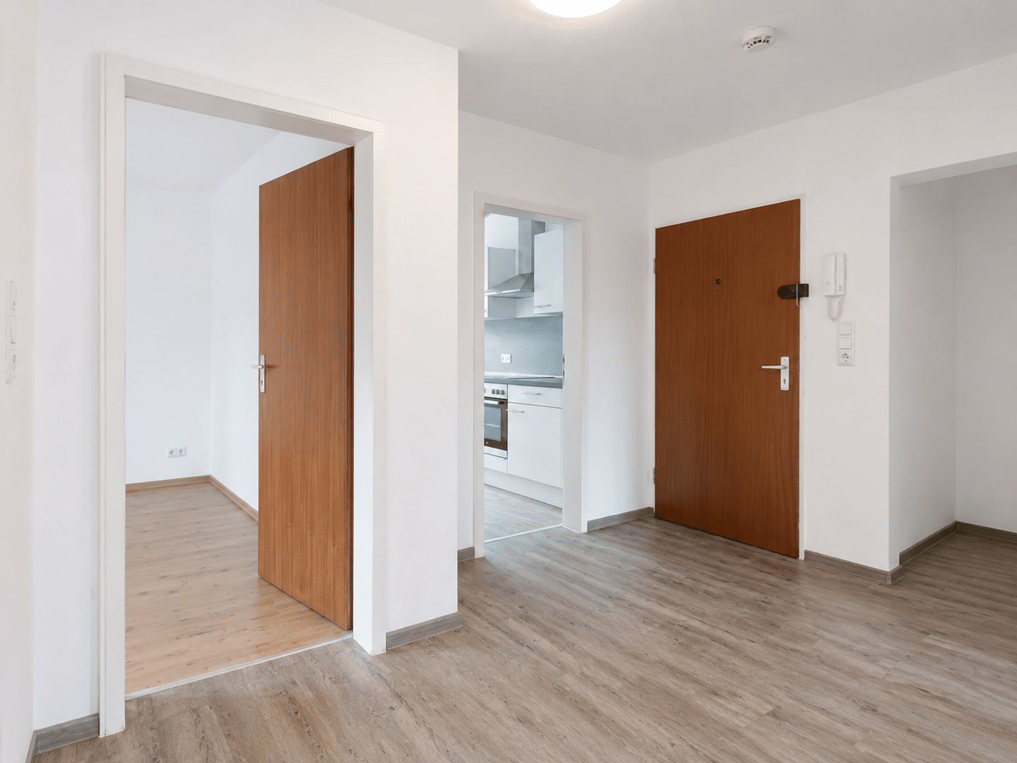 Modernisierte 3-Zimmer-Wohnung mit Balkon, Stellplatz und Einbauküche in Göttingen – Göttingen – Bild 1 von 4