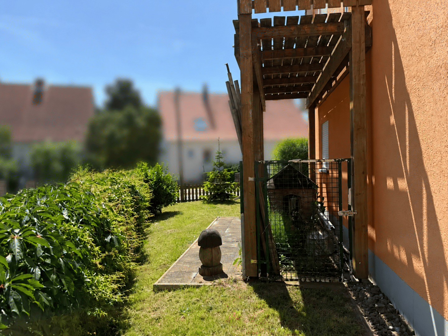 2003 massiv gebautes Einfamilienhaus mit Terrasse, Balkon und 2 PKW-Stellplätzen – Sonneborn – Vorschaubild 3