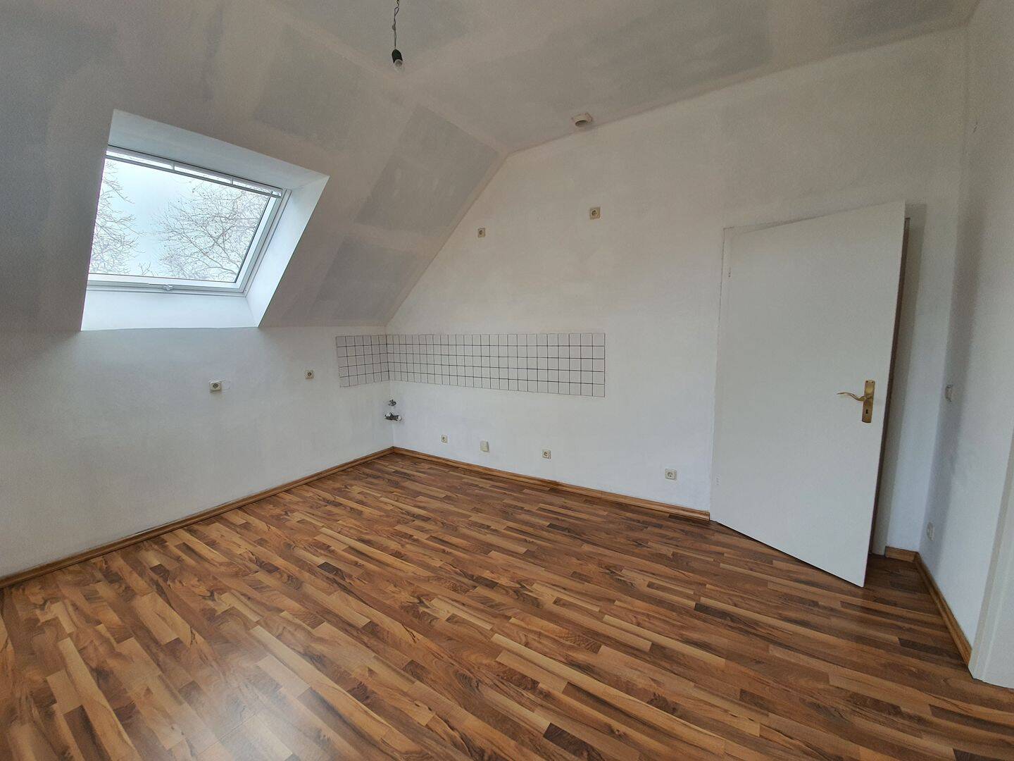 Helle Dachgeschosswohnung mit Klimaanlage – Duisburg – Vorschaubild 6