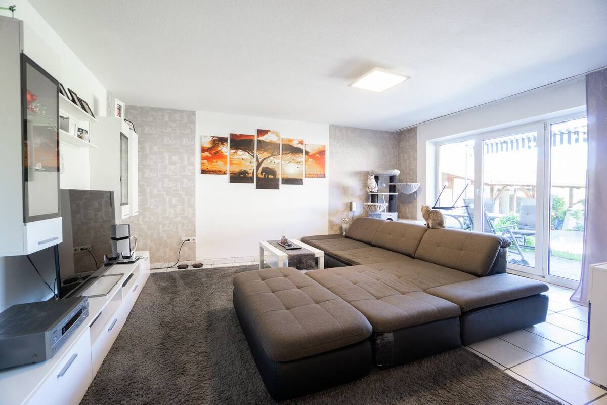 Attraktive 4-Zimmer-Erdgeschosswohnung mit Terrasse und drei Garagen – 72505 Krauchenwies – Bild 1 von 7