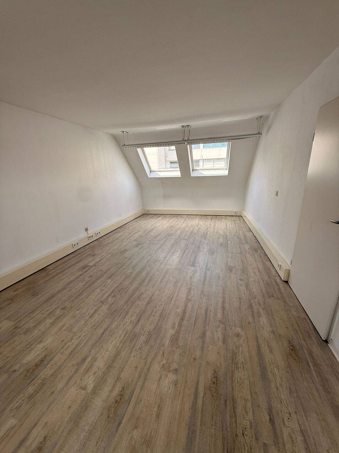 Helle Dachgeschosswohnung mit Einbauküche – Saarbrücken – Vorschaubild 6