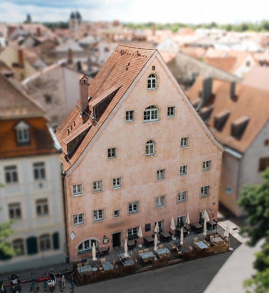 Charmantes, denkmalgeschütztes Wohn- und Geschäftshaus mit unverbaubarem Blick auf die Donau!