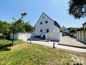 Einfamilienhaus mit 5 Zimmern und 2 Bädern, großem Garten ideal für Familien. Komplett saniert!