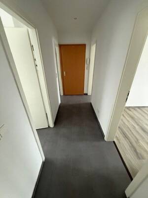 4-Raum Wohnung im 3. OG mit Balkon und Wannenbad OPTIONAL Bodenbelag neu – 6128 Halle (Saale) – Vorschaubild 2