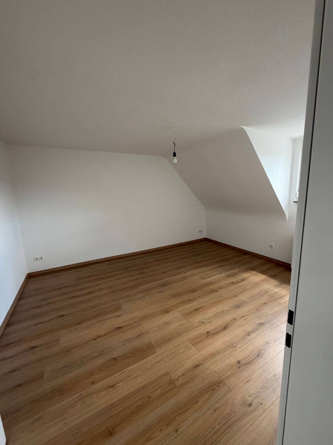 Renovierte-2-Zimmer-Wohnung in Stuttgart-Feuerbach mit Einbauküche – Stuttgart – Vorschaubild 2