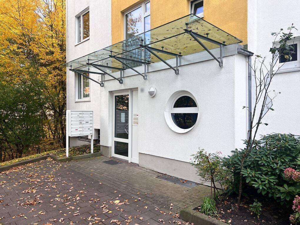 Stilvolle 2-Zimmer-Wohnung mit Fahrstuhl und Tiefgaragenplatz in ruhiger Wohnlage – Bremen – Vorschaubild 2