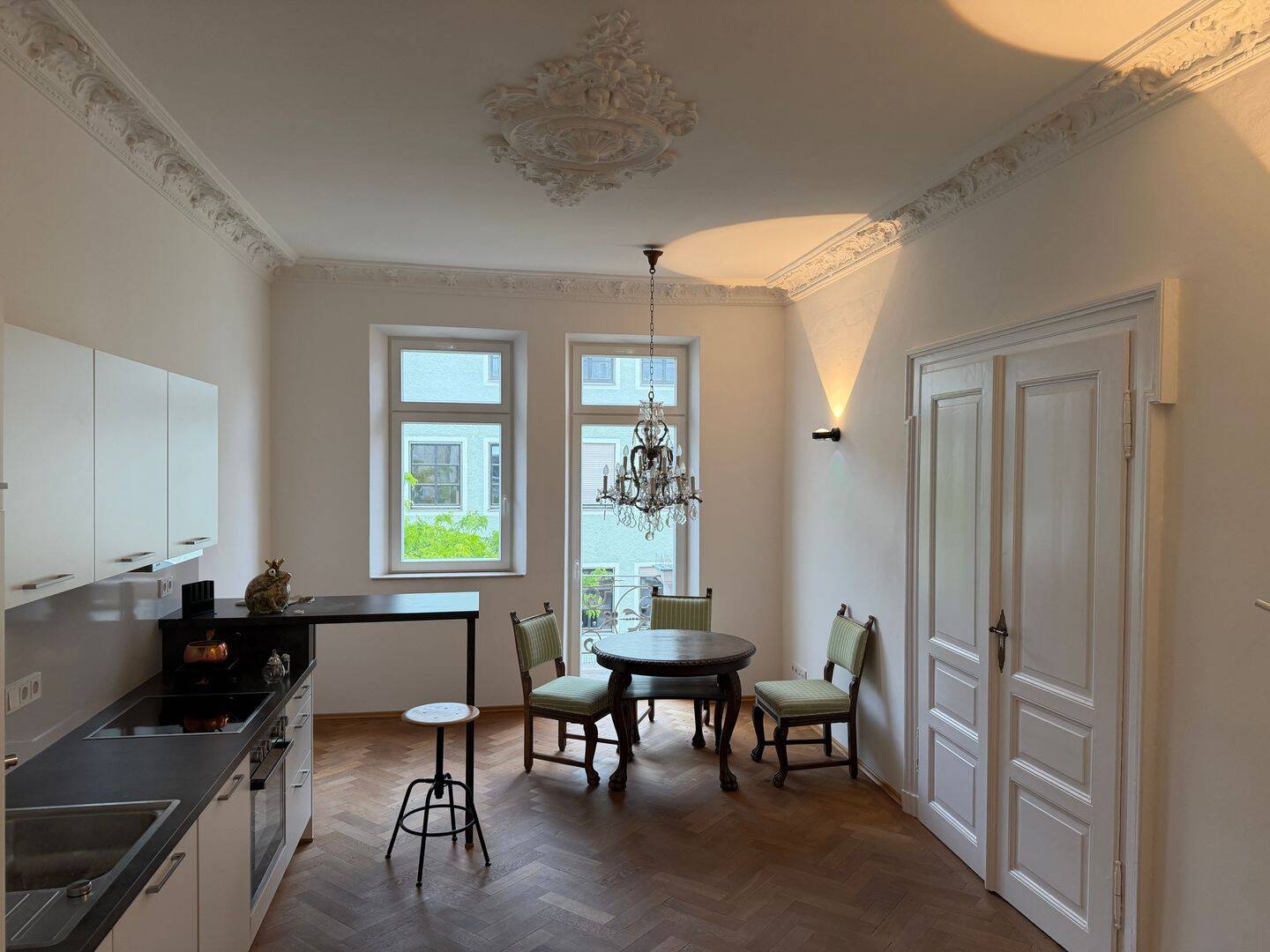 Altbauwohnung - Balkone zur Ludwigstraße, Schneckendusche, Stuck, Fischgrätparkett und EBK – Ingolstadt – Vorschaubild 6