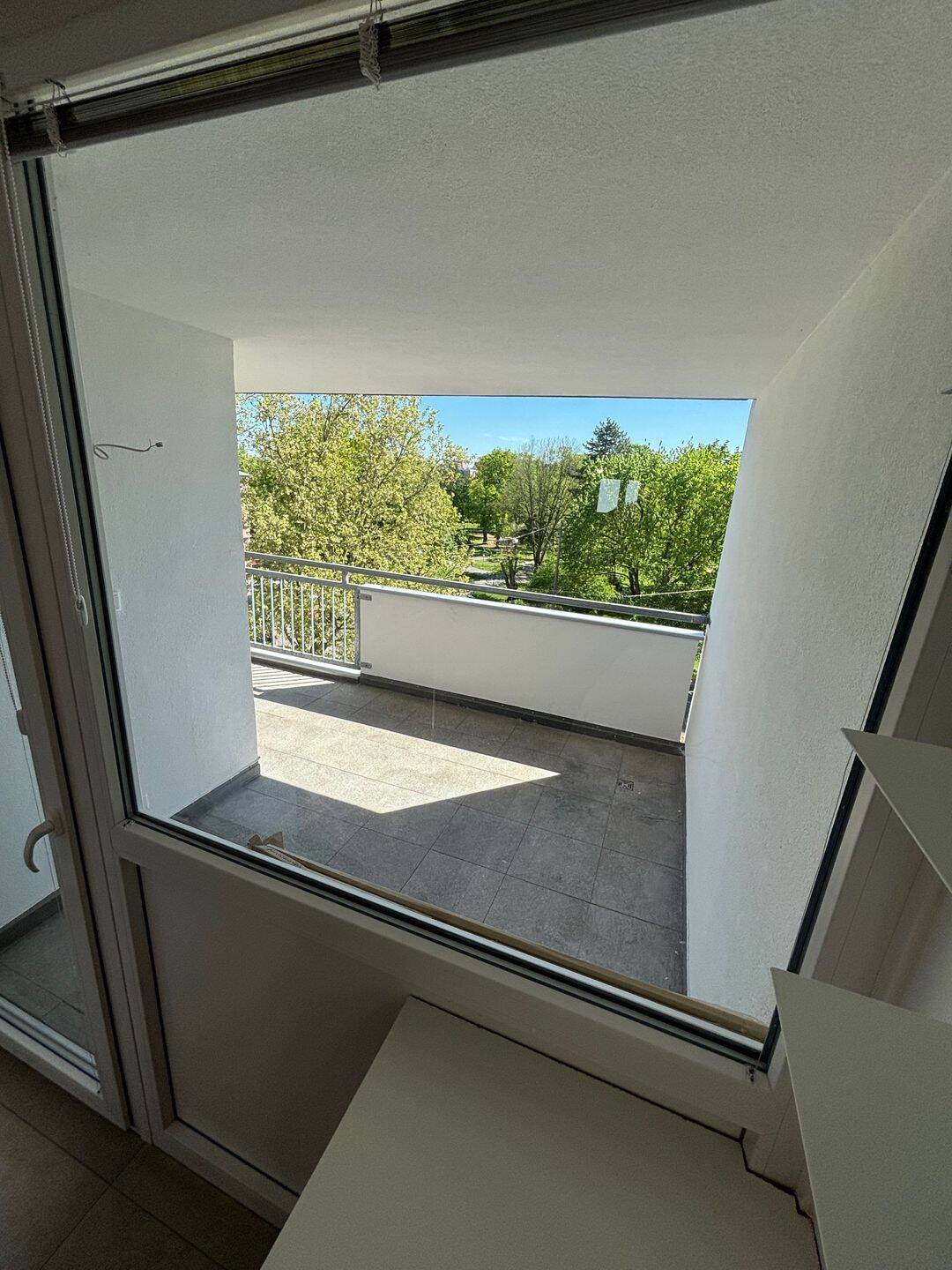 Neu renovierte 4-Zimmer-Wohnung mit Balkon, Aufzug & Tiefgarage am Cramer-Klett-Park – Nürnberg – Vorschaubild 3