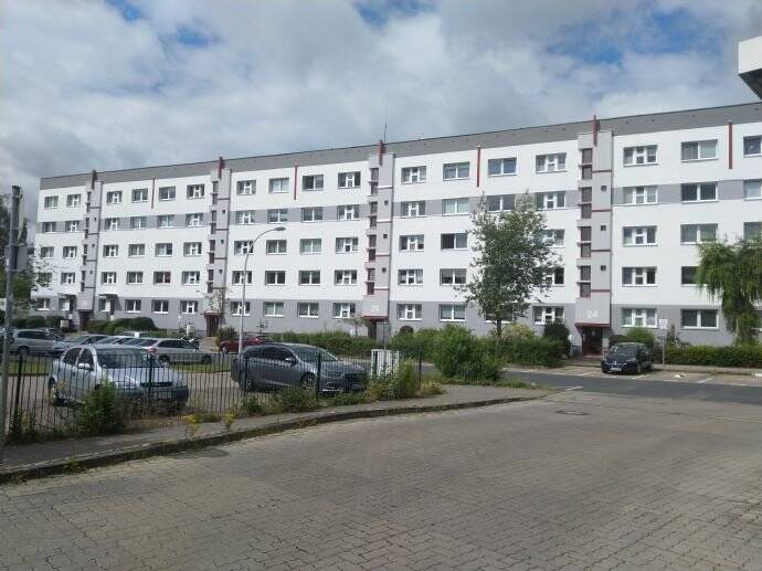Helle Nichtraucher-Etagenwohnung in sehr guter Stadtlage mit Einbauküche, Stellplatz und zwei Kellerräumen! – Neubrandenburg – Vorschaubild 4