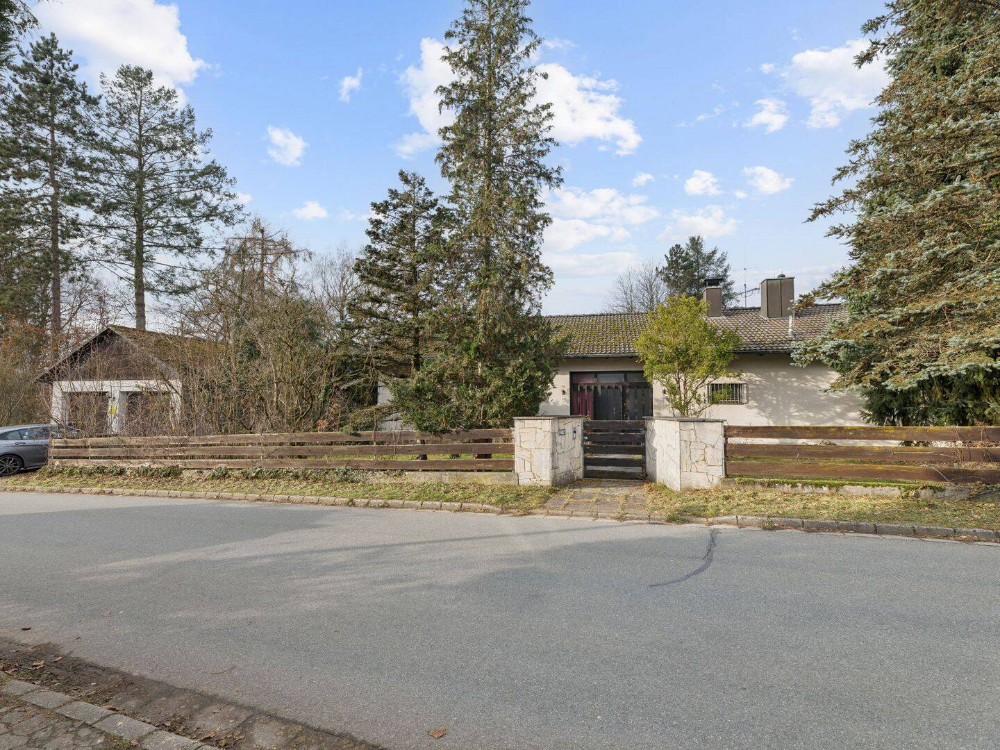 Bungalow mit vielen Highlights inkl. Doppelgarage, Pool und großem Garten in Altdorf/Hagenhausen – Altdorf bei Nürnberg – Vorschaubild 2
