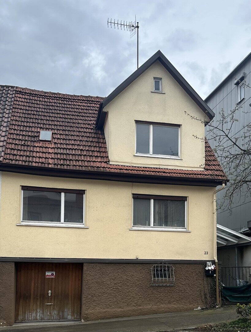 Doppelhaushälfte mit Garten, Garage & Entwicklungspotenzial – Albstadt – Bild 1 von 9