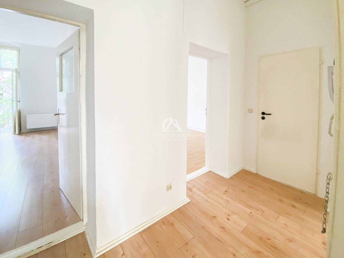 PROVISIONSFREI | ZWEI ZIMMER IN REPRÄSENATIVEM ALTBAU MIT BALKON IM SAMARITERKIEZ | – Berlin – Vorschaubild 7