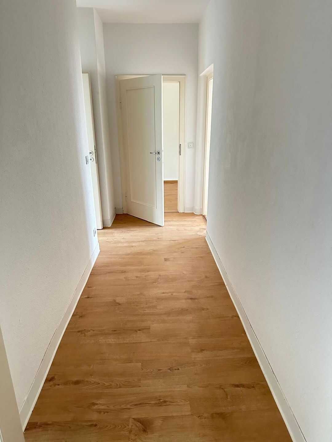 2 Raum-frisch renoviert und zum Einzug bereit – Chemnitz – Vorschaubild 2