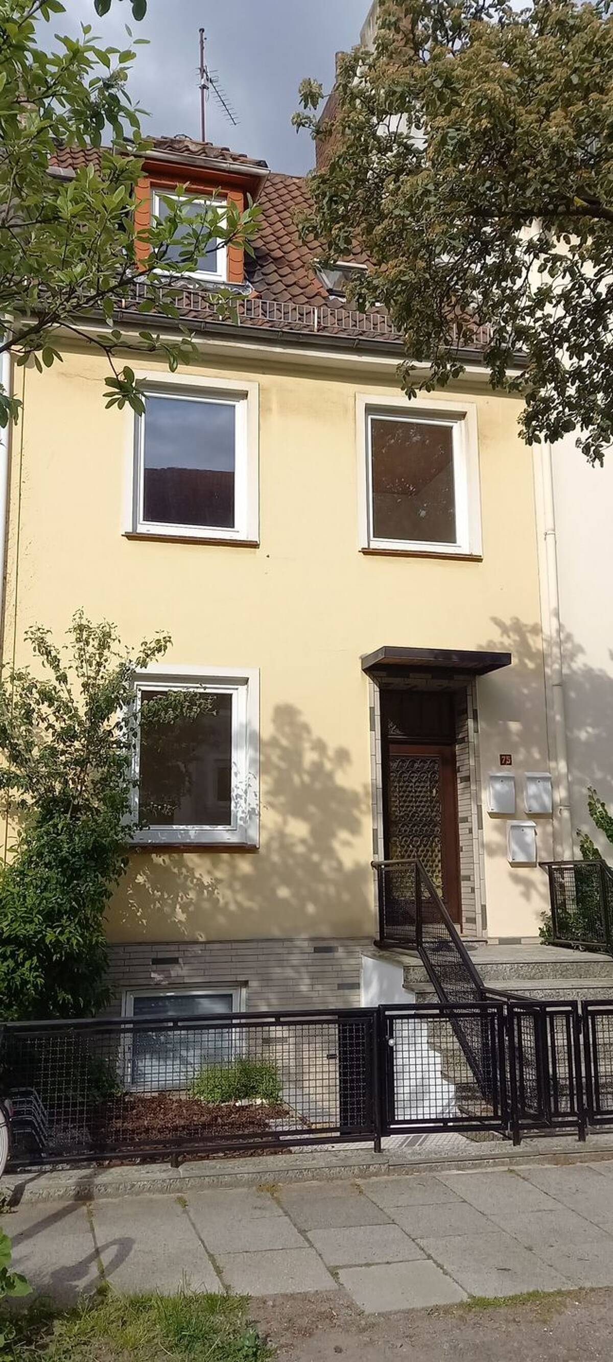Ohne Courtage! Verkauf eines bisher gut vermieteten Reihenmittelhauses mit 3 WE und schönem Garten – 28215 Bremen – Bild 1 von 9