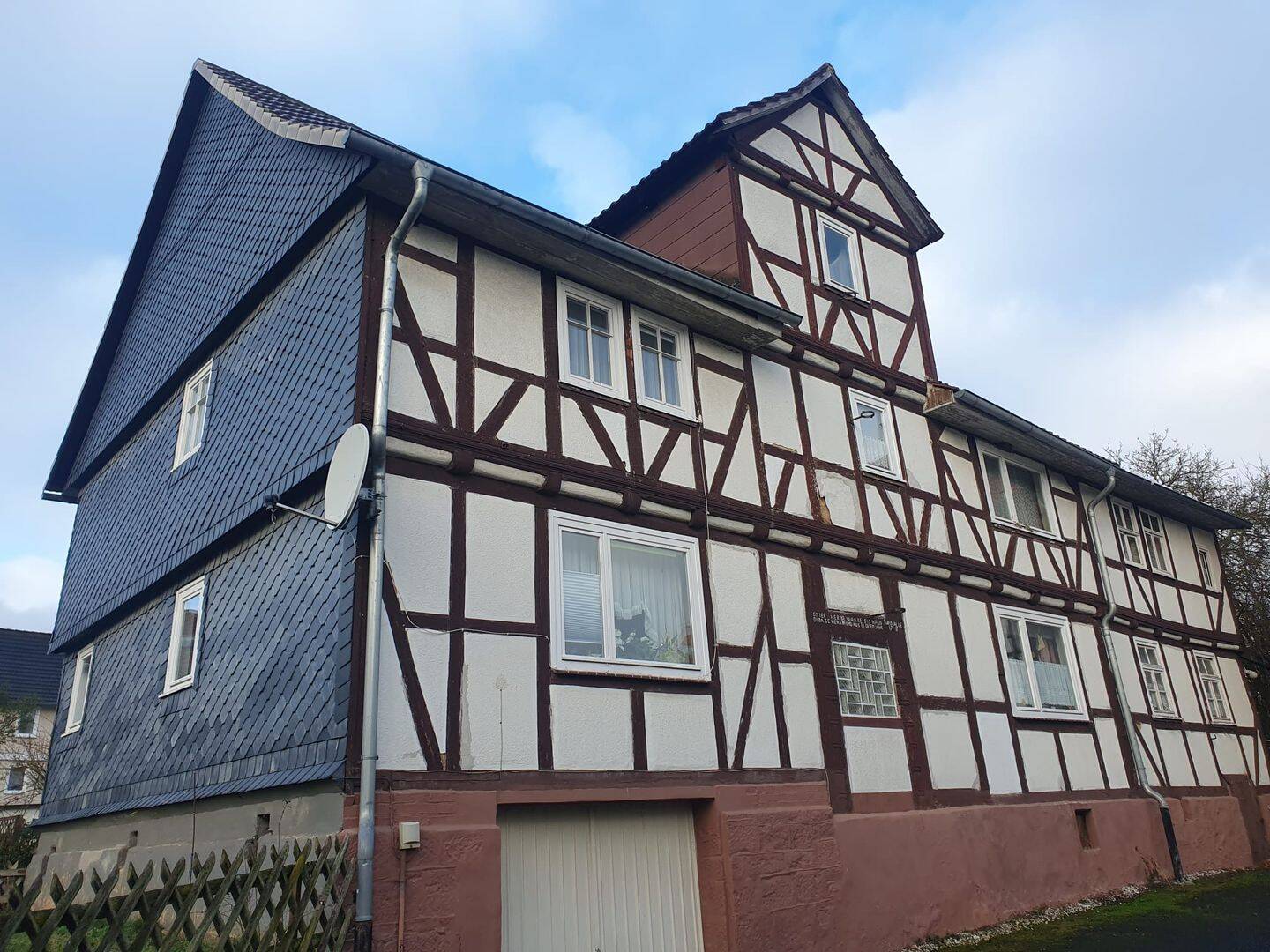 Mehrfamilienhaus (Fachwerkhaus) mit Ausbaureserve & ggf. Bauplatz – Fuldabrück – Bild 1 von 9