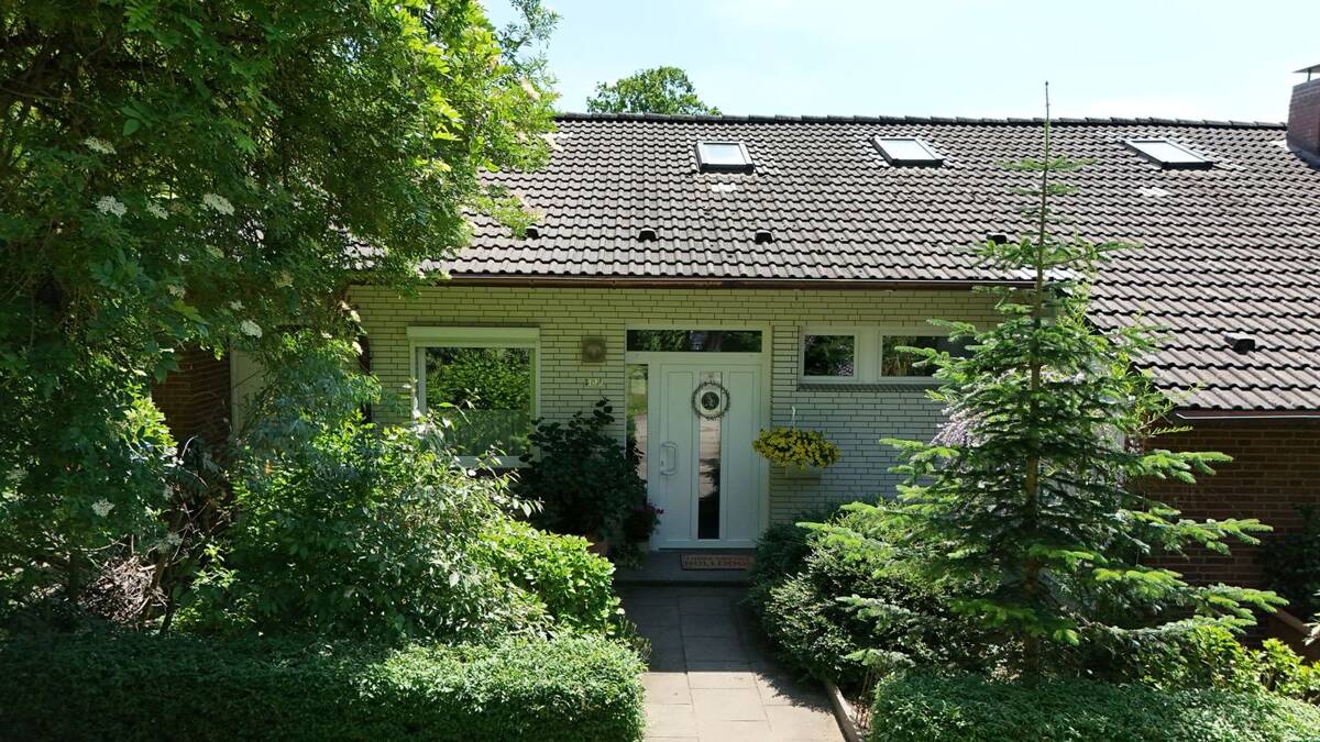 Perfekt für Familien: familienfreundlich, Platz und eine Top-Lage in Hamburg mit ruhiger Umgebung – 21077 Hamburg – Bild 1 von 9