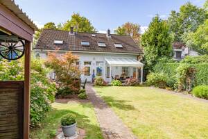 Wie aus dem Bilderbuch: "Ensemblegeschütztes Zweifamilienhaus mit traumhaftem Gartenbereich" – 21029 Hamburg – Vorschaubild 2