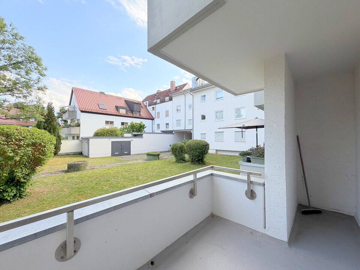 Ruhige Lage am Olympiapark und BMW ! Renovierte 2 Zimmer-Wohnung mit Süd-Balkon in Schwabing-West – München – Vorschaubild 3