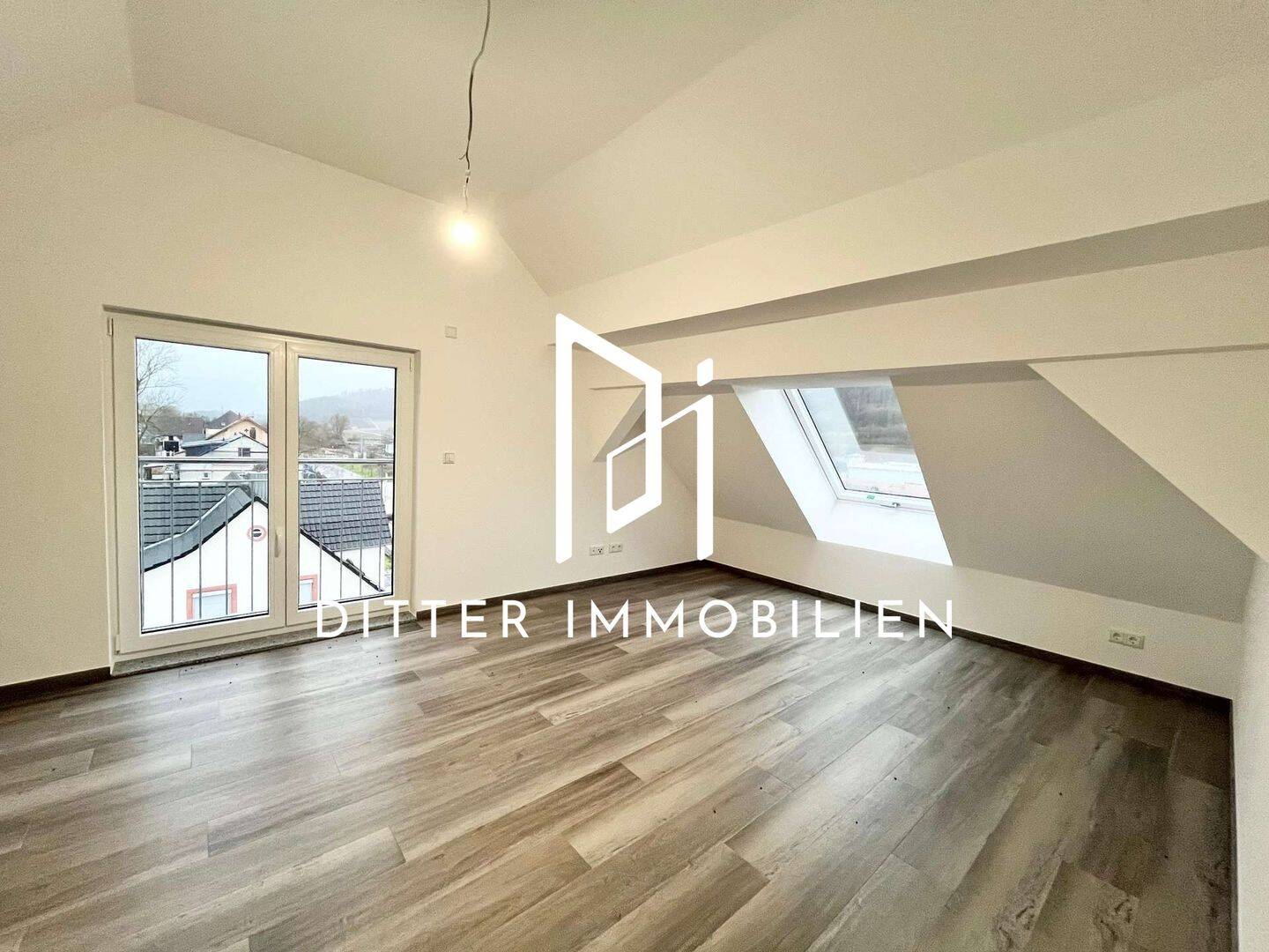MIETE ERSTBEZUG - Exklusiv wohnen in Königshofen! 2-Zimmer-DG-Wohnung