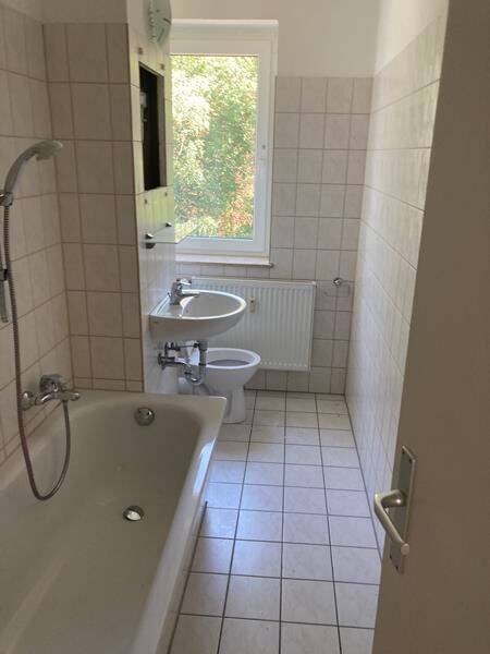 Gemütliche 3-Zimmer mit neuem Laminat, Wanne und Garage in guter Lage! – Chemnitz – Vorschaubild 3
